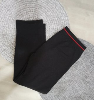 Conjunto deportivo mallas, camiseta y sujetador.