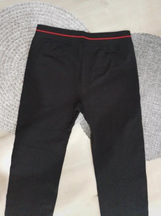 Conjunto deportivo mallas, camiseta y sujetador.