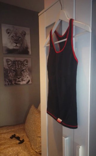 Conjunto deportivo mallas, camiseta y sujetador.