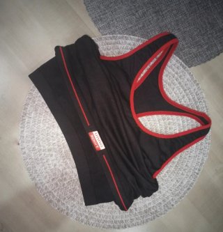 Conjunto deportivo mallas, camiseta y sujetador.