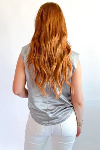 Blusa plateada sin mangas