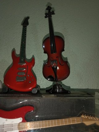 Lote 11 Chitarre Famose 22-26 cm e accendino 3D
