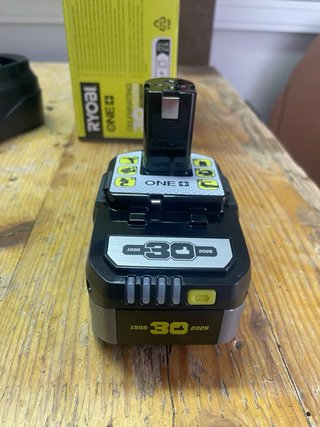 Batería y Cargador Ryobi ONE+ 18V 4.0Ah