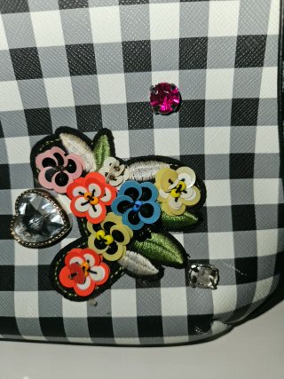 Bolso Guess Cuadros Flores y Brillantes
