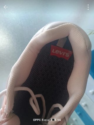 Sneakers Levis in una vivace tonalità rosa.