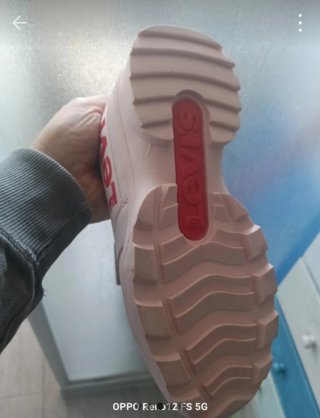 Sneakers Levis in una vivace tonalità rosa.