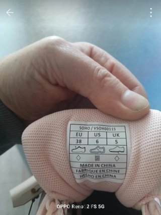 Sneakers Levis in una vivace tonalità rosa.