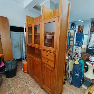 Alacena de madera con puertas de cristal