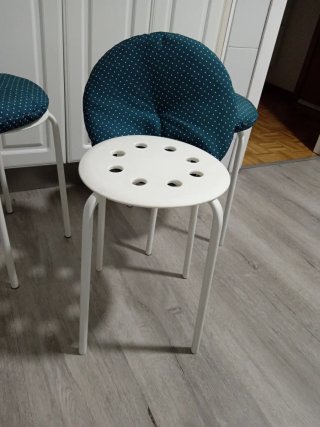 Sgabelli impilabili blu e bianco