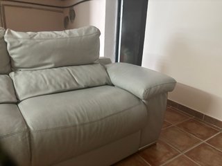 Sofá de 2 plazas gris de piel