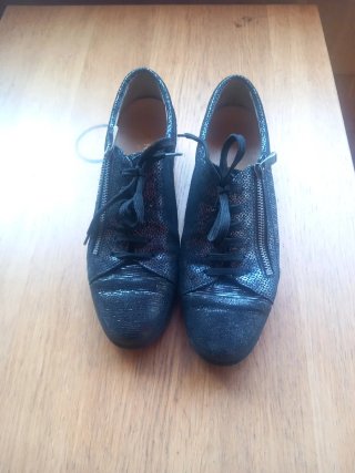 Zapatos de mujer negros y plateados