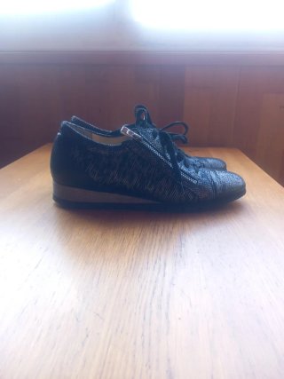 Zapatos de mujer negros y plateados