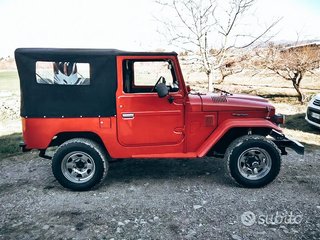 Toyota Land Cruiser 1984 vintage roja