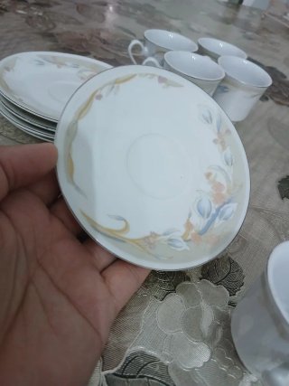 Conjunto de chá e pratos de porcelana