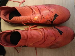 Botas de fútbol 11 naranjas y rojas