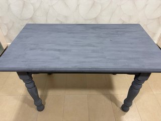 Mesa de comedor de madera maciza