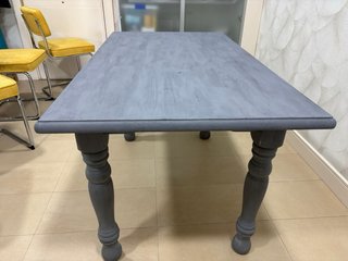 Mesa de comedor de madera maciza