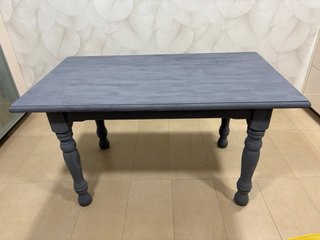 Mesa de comedor de madera maciza