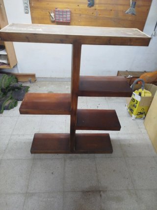 Estantería de madera marrón