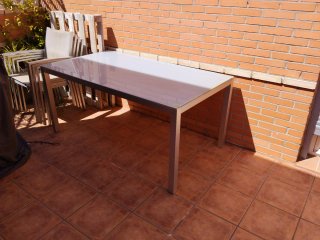 Mesa de aluminio y cristal con 4 sillas