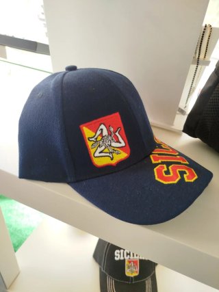 Cappellino blu con scritta Sicilia