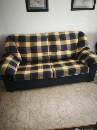 Sofá de tela a cuadros azul y amarillo