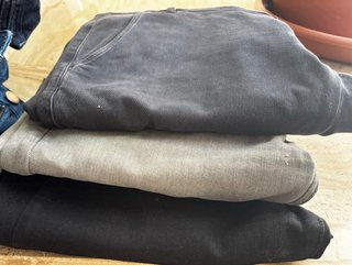 Pantalones vaqueros de varias marcas. 15€ cada uno