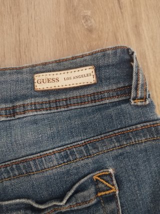 Pantalones cortos vaqueros Guess desgastados