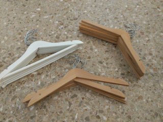 Lote de perchas de madera infantiles. 17 unidades