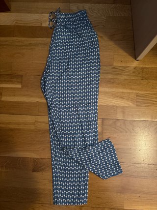 Pantalón estampado azul y blanco