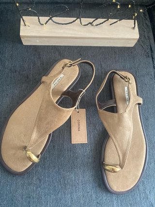 Sandalias Corina Tostadas con Detalle Dorado no en