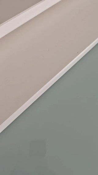 Estantes de pared blancos de madera