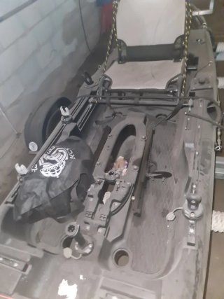 Kayak de pesca negro con remolque