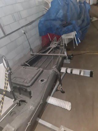 Kayak de pesca negro con remolque