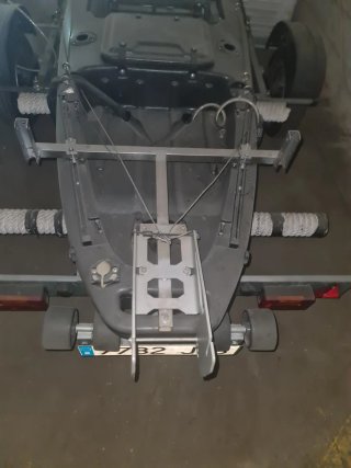 Kayak de pesca negro con remolque