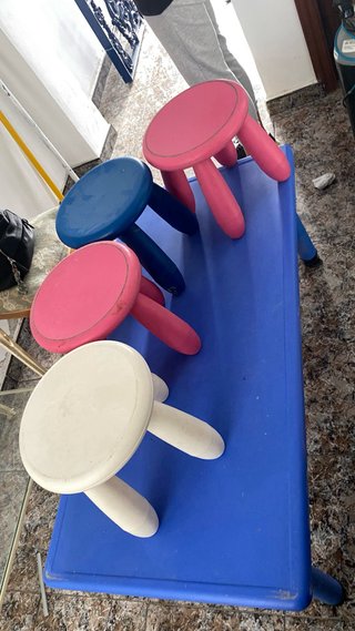 Mesa infantil, 4 taburetes y espejo