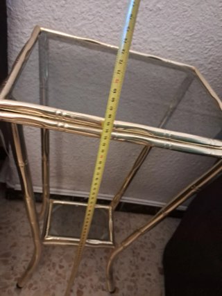Mesa auxiliar cristal y metal dorado