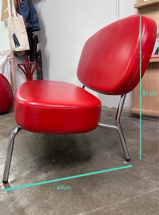 Sofá rojo retro