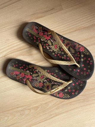 Chanclas Ipanema Florales Doradas