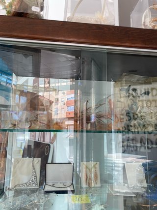 Vitrina de cristal y madera