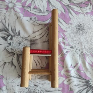 Sillita de madera para muñecas vintage