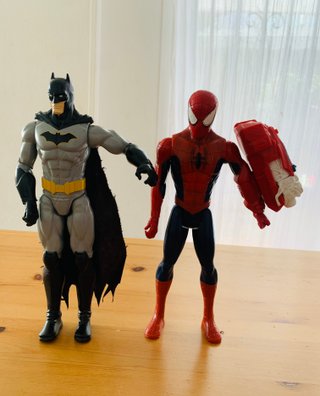Figuras Batman y Spiderman