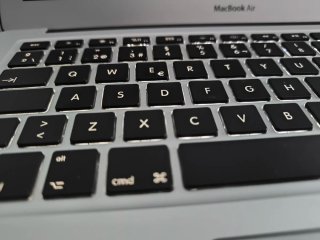 MacBook Air Plata con Cargador y Ratón portátil