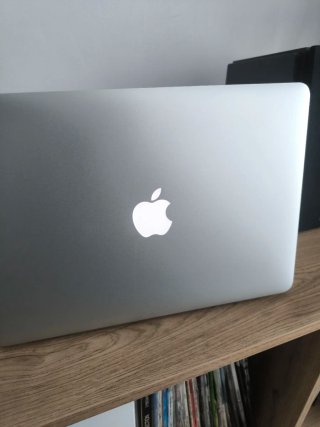 MacBook Air Plata con Cargador y Ratón portátil