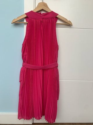 Vestido rosa plisado con cinturón