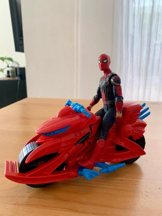 Figuras Spiderman y Moto Roja