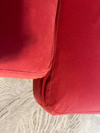 Sofá de microfibra rojo con asientos deslizantes