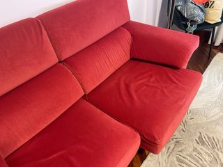 Sofá de microfibra rojo con asientos deslizantes