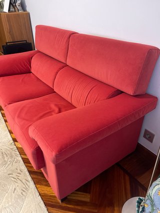 Sofá de microfibra rojo con asientos deslizantes
