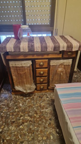 Mesa auxiliar con cestas y cajones